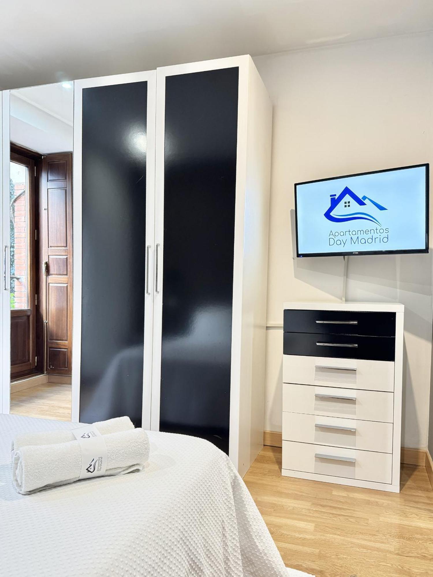 Apartamentos Day Madrid San Antonio Centro Gran Via Sol Malasana Bagian luar foto